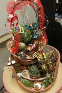 Love how this garden has angels and a richly decorated archway. Very much in the Christmas spirit of things.