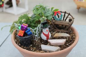 This one just includes presents in an urn, a snowman, and a wreath. All in all, it's holiday simplicity.