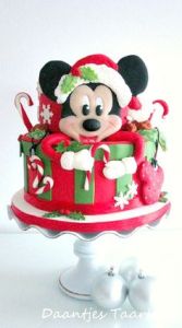 Okay, I'm not a fan of Mickey Mouse. But I couldn't miss this cake up. Since I know he has his fans.