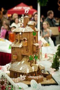 Now that seems more like how the Weasleys would decorate their house for the holidays. Like the wreaths on it.