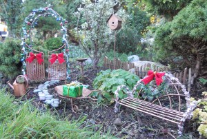 The arch and bench are covered in tinsel and bows. The arch even has lights.