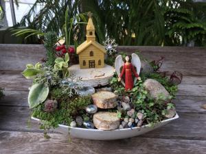 This one even has a nice little golden church on a hill. Still, it's quite lovely with the snowflakes.