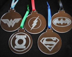 Consists of Wonder Woman, the Flash, Batman, Green Lantern, and Superman. And each has a different colored ribbon to hang from.