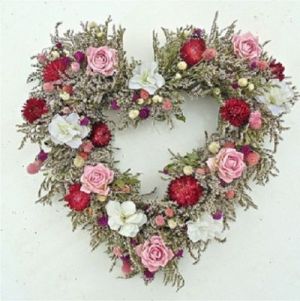 Seems like this one has all the floral trimmings you can ask for on your front door. Wouldn't mind having this.