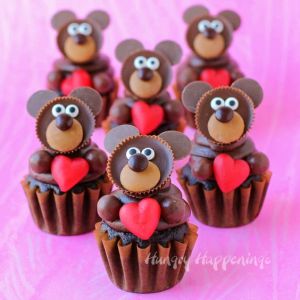They have Ree's minicup heads and hands of chocolate icing. Nevertheless, they're just adorable.