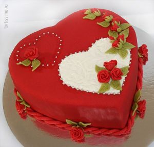 Yet, the roses here are small and made of icing. Still, I think it's so pretty.