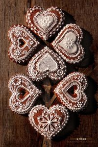 These were definitely made in a bakery. But yes, cookie decor can get that intricate.