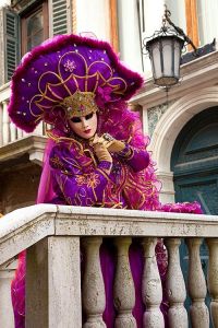 Sure you may not see much of her dress. But her headdress is truly sensational.