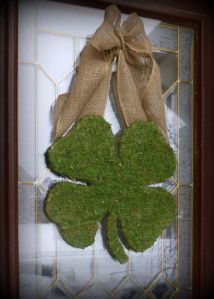 Well, if I had to put a moss leprechaun hat, then I had to add a moss shamrock. Not sure if I like this one as much though.