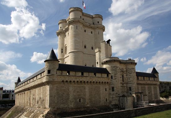 1024px-Chateau-de-Vincennes-donjon