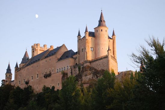 1024px-Exterior_Alcazar_Segovia