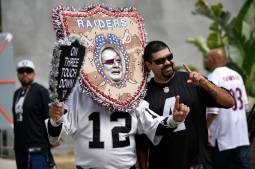 10980261_web1_raidersfans-aug18-18-3