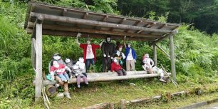 scarecrows-at-bus-stop