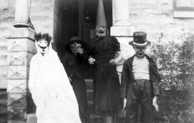 Creepy-vintage-halloween-costumes-5