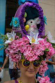 1-easter-parade-nyc-2017-easter-bonnet-robert-ullmann