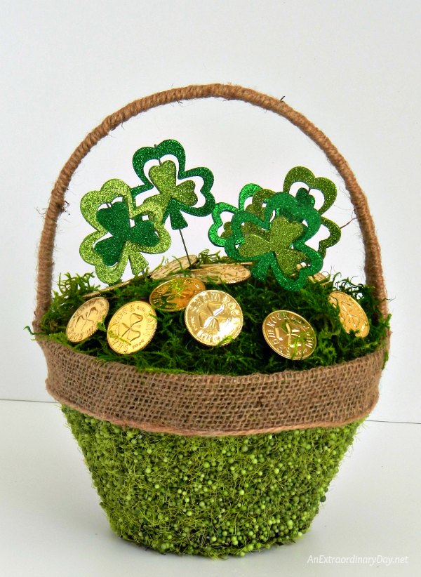 Decorate-your-house-for-St.-Patricks-Day-with-this-Shamrock-and-Gold-Basket-AnExtraordinaryDay.net_